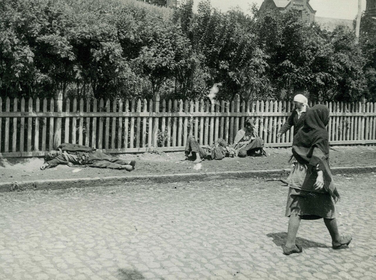 Bodies of Holodomor victims on the streets of Kharkiv, 1933, photographed by Austrian engineer Alexander Wienerberger — one of the few Westerners to document the famine as it occurred. At the peak of the starvation in spring 1933, an estimated 28,000 Ukrainians were dying every day. The Soviet government denied the famine was occurring. The New York Times's Moscow correspondent agreed with them — and won a Pulitzer Prize for doing so. Photo: Alexander Wienerberger / Wikimedia Commons